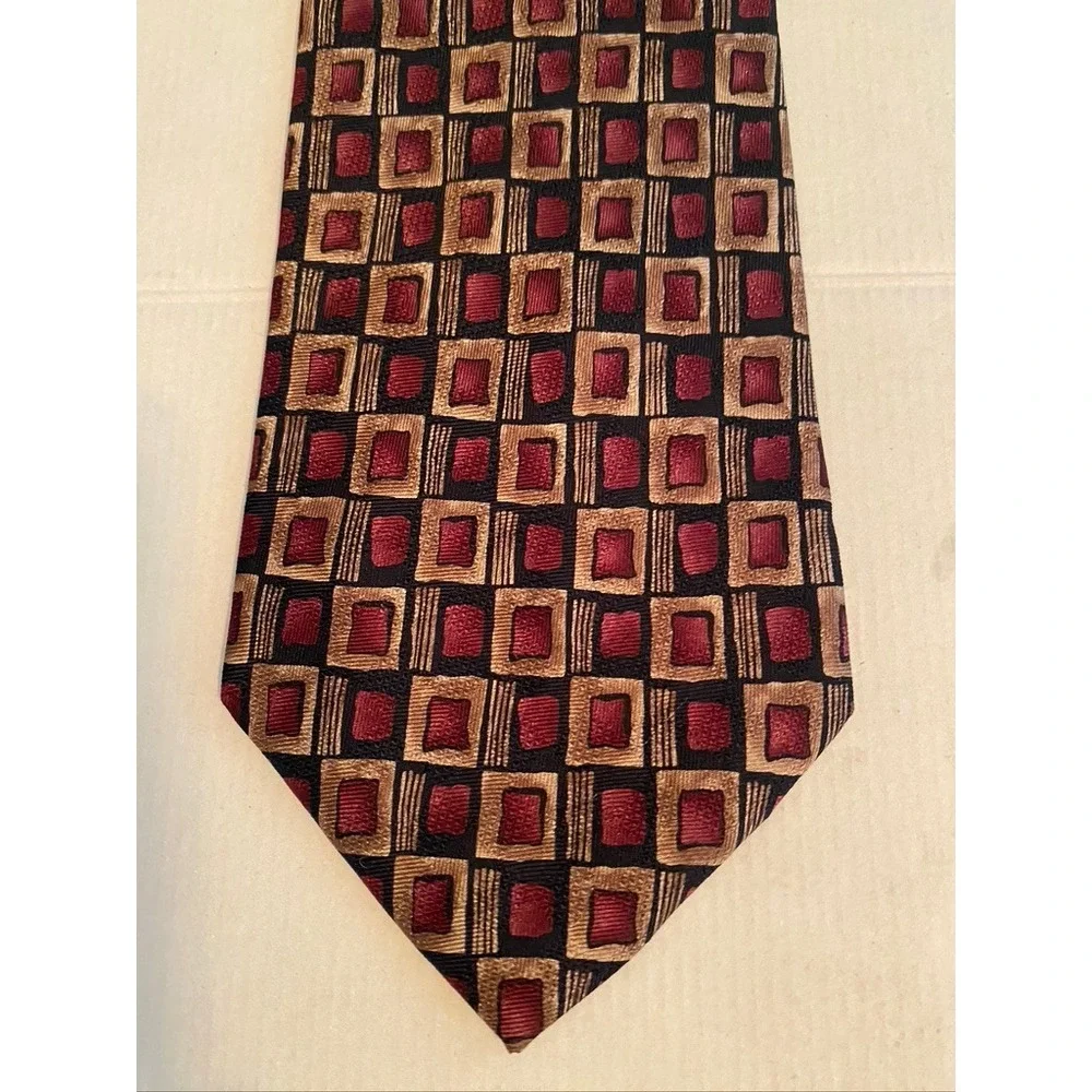 Louis Roth Mens Silk Tie Burgundy Gold Geometric Square Pattern Hand Made Korea